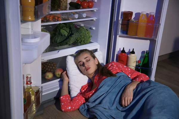 Νεαρή Γυναίκα Στον Ύπνο Κοντά Στο Ψυγείο Βράδυ — Φωτογραφία Αρχείου