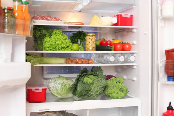 Offener Kühlschrank Mit Frischen Lebensmitteln Den Regalen — Stockfoto