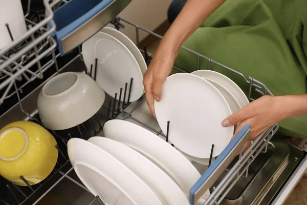Молода Жінка Завантажує Посудомийну Машину Кухню Крупним Планом Чистячі Клопоти — стокове фото