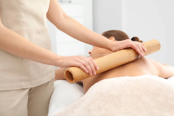 Junge Frau Bei Massage Mit Bambusstock Wellness Center — Stockfoto