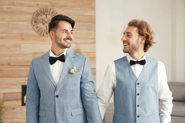 Lycklig Nygift Homosexuella Par Kostymer Hemma — Stockfoto