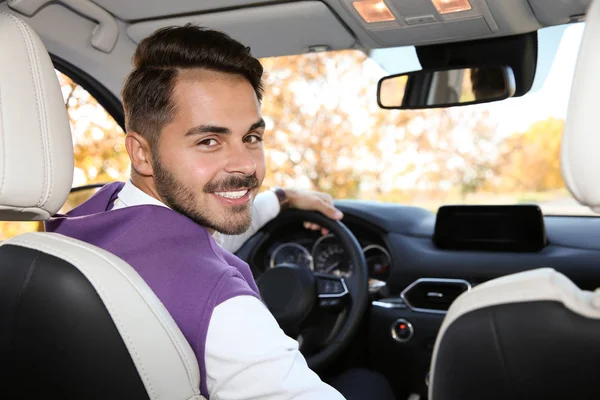 Jovem Assento Motorista Carro Moderno — Fotografia de Stock