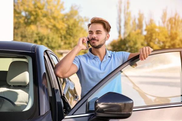 Young Man Talking Phone Modern Car Outdoors — Stock Photo, Image