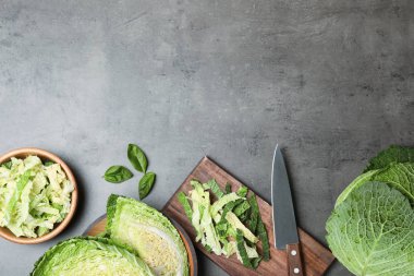 Savoy lahana ve gri arka plan üzerinde metin için yer düz yatıyordu kompozisyonu