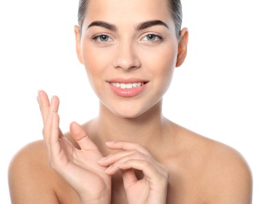 Beyaz arka plan üzerinde güzel genç kadın portresi. Şekillendirme, dudakları cilt bakım ve kozmetik cerrahi kavramı