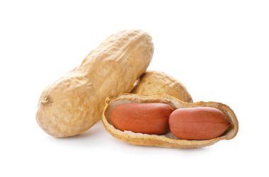 Beyaz arka plan üzerinde çiğ fıstık. Sağlıklı snack