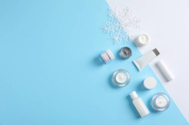Düz renkli arka plan üzerinde kozmetik ürün kümesi metin için yer yatırın. Kış bakımı