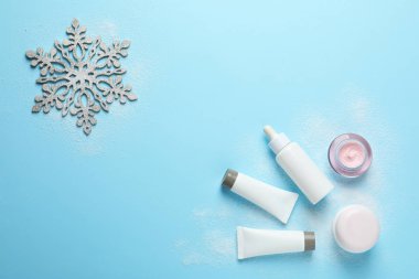 Mavi arkaplandaki kozmetik ürünleri seti, metin için yeri olan düz bir set. Kış bakımı