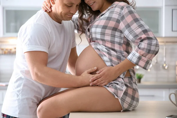 Έγκυος Γυναίκα Τον Σύζυγό Της Στην Κουζίνα Ευτυχισμένη Οικογένεια Στην — Φωτογραφία Αρχείου