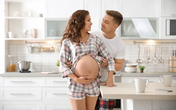 Femme Enceinte Avec Son Mari Dans Cuisine Joyeux Jeune Famille — Photo