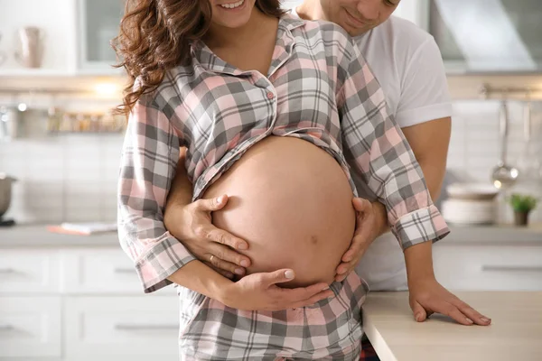 Mujer Embarazada Con Marido Cocina Familia Joven Feliz — Foto de Stock