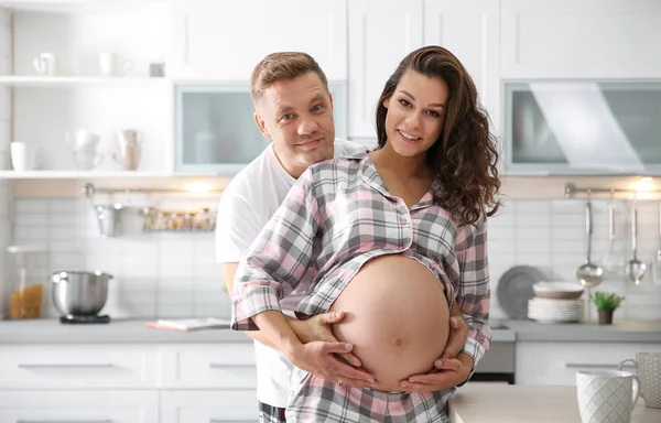Έγκυος Γυναίκα Τον Σύζυγό Της Στην Κουζίνα Ευτυχισμένη Οικογένεια Στην — Φωτογραφία Αρχείου