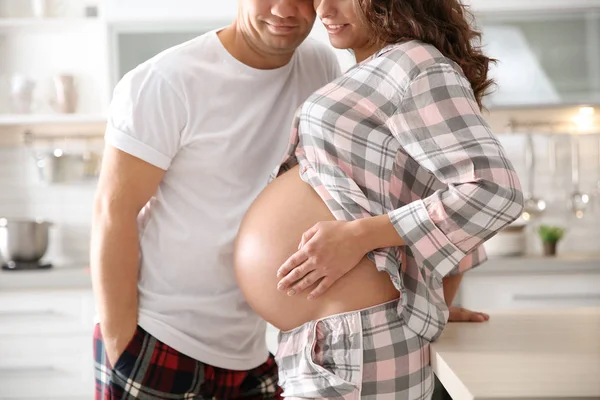 Femme Enceinte Avec Son Mari Dans Cuisine Joyeux Jeune Famille — Photo