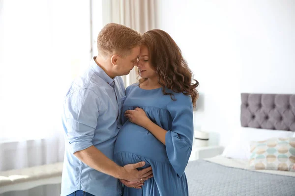 Mujer Embarazada Con Marido Dormitorio Familia Joven Feliz —  Fotos de Stock