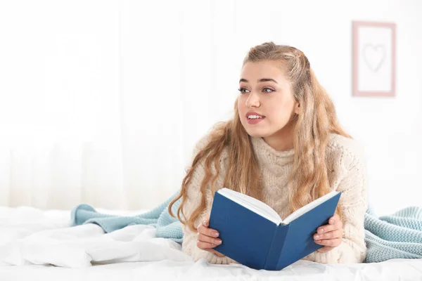 Приваблива Молода Жінка Затишному Теплому Светрі Читає Книгу Ліжку Вдома — стокове фото