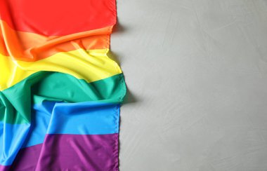Gökkuşağı homoseksüel bayrağı gri arka plan, metin için yer ile üstten görünüm üzerinde. LGBT kavramı