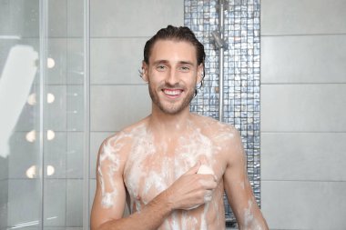 Çekici bir genç adam alarak Duş Banyoda sabunla