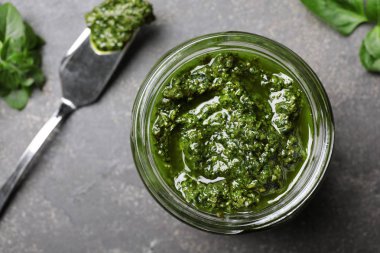 Ev yapımı fesleğen pesto sos cam masada, üstten görünüm