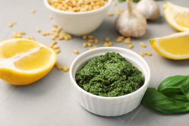 Masada fesleğen pesto soslu kase