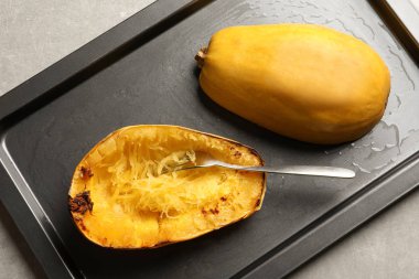 Pişmiş spagetti squash ve masada çatal ile sac pişirme, sayfa görünümü