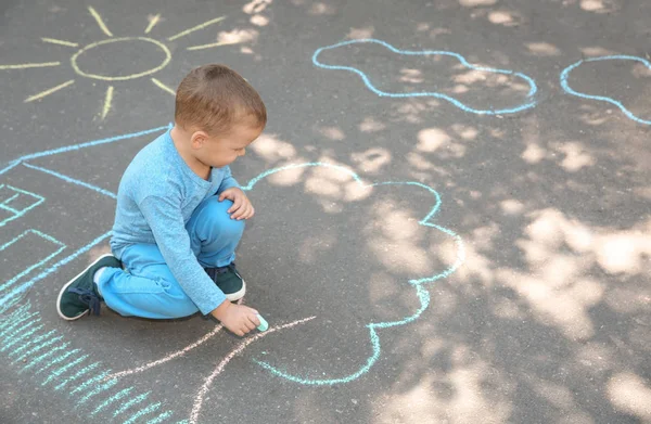 Kleines Kind Zeichnet Mit Bunter Kreide Auf Asphalt — Stockfoto