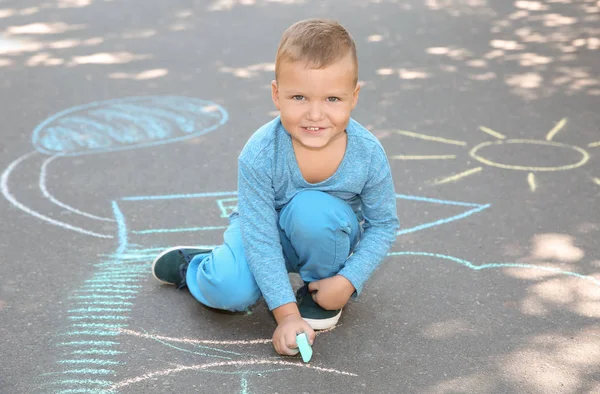 Kleines Kind Zeichnet Mit Bunter Kreide Auf Asphalt — Stockfoto