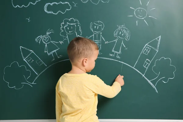 Kleines Kind Zeichnet Familie Mit Weißer Kreide Auf Tafel — Stockfoto