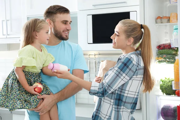 Família Feliz Com Produtos Perto Refrigerador Cozinha — Fotografia de Stock