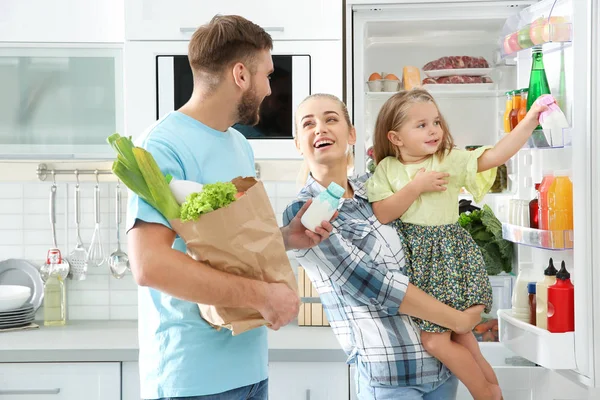 Família Feliz Colocando Produtos Geladeira Cozinha — Fotografia de Stock