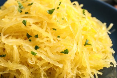 Pişmiş spagetti squash tabağında, portre