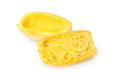 Kesme spagetti squash beyaz zemin üzerine pişmiş