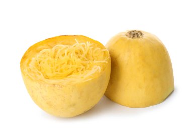 Kesme spagetti squash beyaz zemin üzerine pişmiş