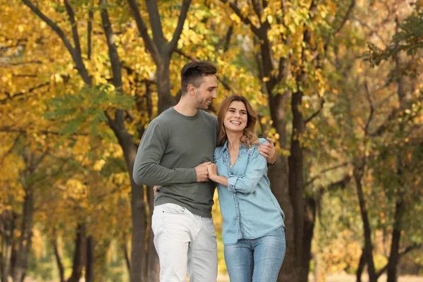 幸福可爱的夫妇在秋天的公园散步 — 图库照片