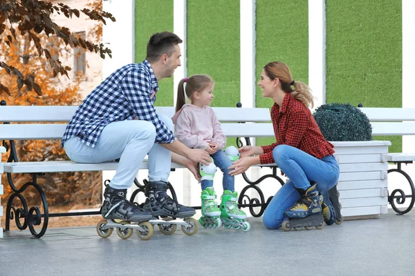 Felice Famiglia Che Indossa Pattini Rotelle Panchina All Aperto — Foto Stock