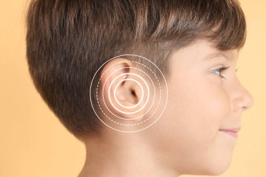 Belirti renk arka plan üzerinde işitme kaybı olan küçük çocuk. Tıbbi test