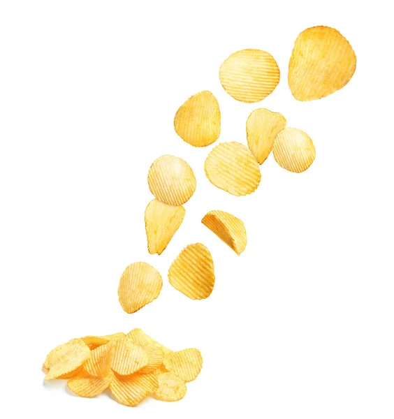 Smakelijke Aardappel Chips Vallen Witte Achtergrond — Stockfoto