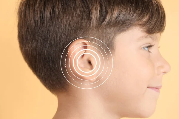 Liten Pojke Med Symptom Hörselnedsättning Färgbakgrund Medicinska Test — Stockfoto