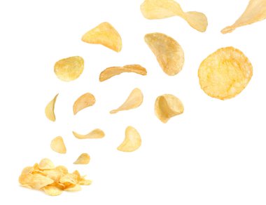 Lezzetli patates cipsi beyaz zemin üzerine düşen