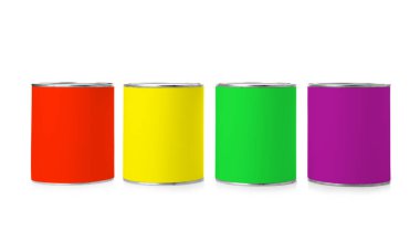 Beyaz arka plan üzerinde farklı boya kutuları kümesi. Alan tasarımı için