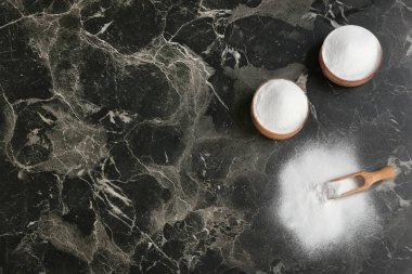 Kazanlı düz yatıyordu bileşimi kabartma tozu ve tablo metin için yer