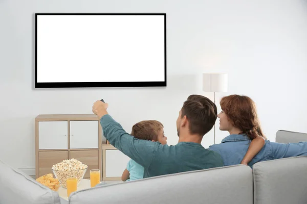 Familie Mit Fernbedienung Die Auf Der Couch Sitzt Und Hause — Stockfoto