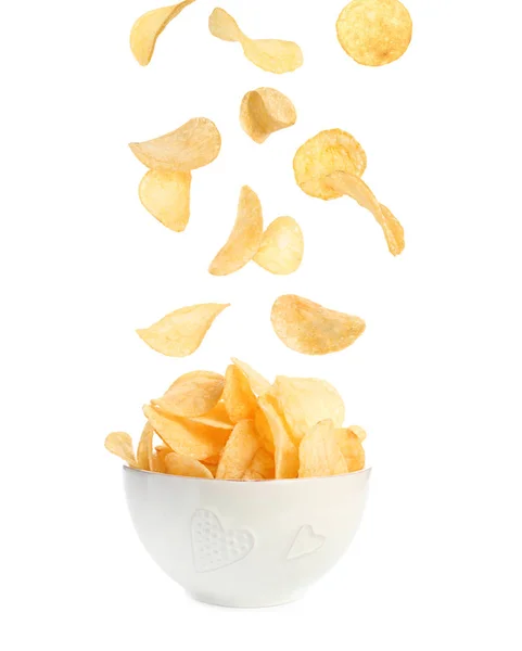 Вкусные Картофельные Чипсы Падают Удар Белом Фоне — стоковое фото