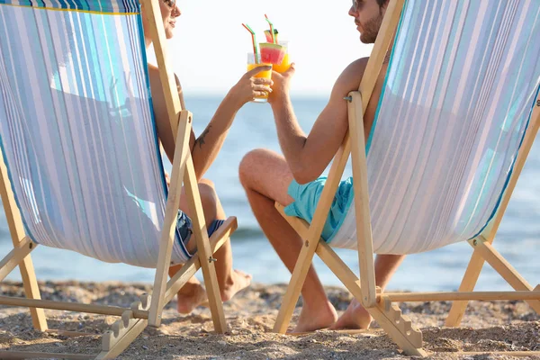 Junges Paar Mit Cocktails Strandkorb Meer — Stockfoto