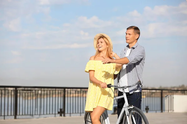 Pareja Feliz Con Bicicleta Aire Libre Día Soleado — Foto de Stock