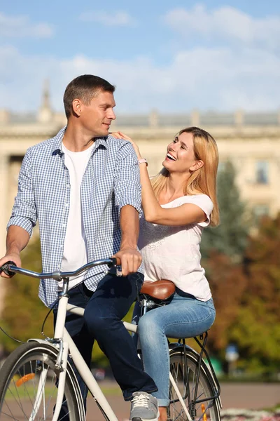 Pareja Feliz Montar Bicicleta Aire Libre Día Soleado — Foto de Stock