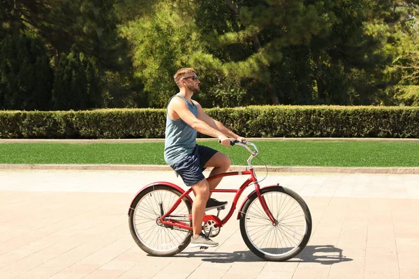 Attrayant Homme Vélo Plein Air Jour Ensoleillé — Photo