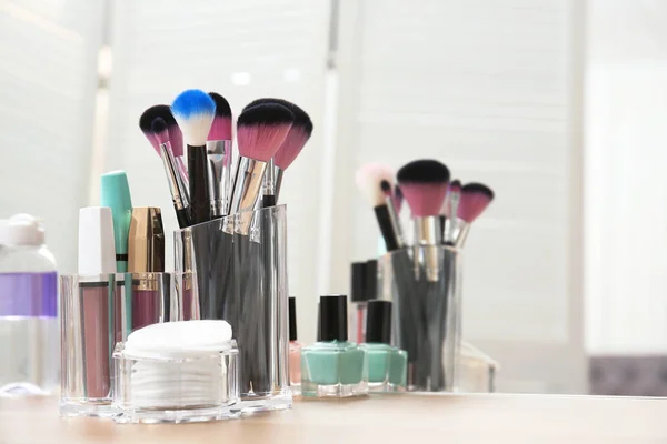 Penyelenggara Dengan Makeup Produk Kosmetik Dan Ruang Untuk Teks Meja — Stok Foto