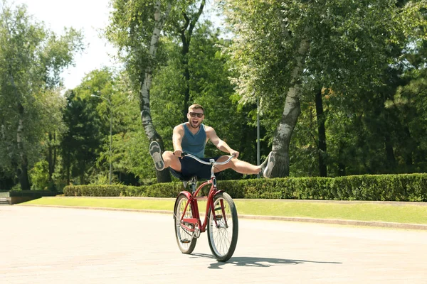 Привабливий Чоловік Катається Велосипеді Відкритому Повітрі Сонячний День — стокове фото