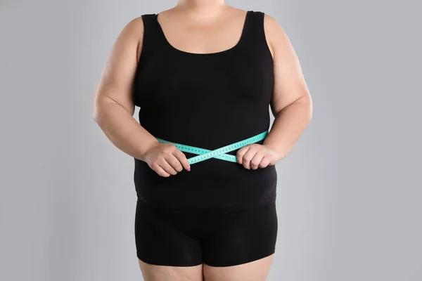 Mujer Con Sobrepeso Que Mide Cintura Antes Perder Peso Fondo —  Fotos de Stock
