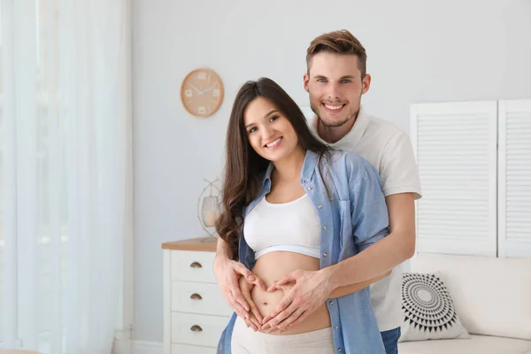 Mujer Embarazada Marido Mostrando Corazón Con Las Manos Casa — Foto de Stock